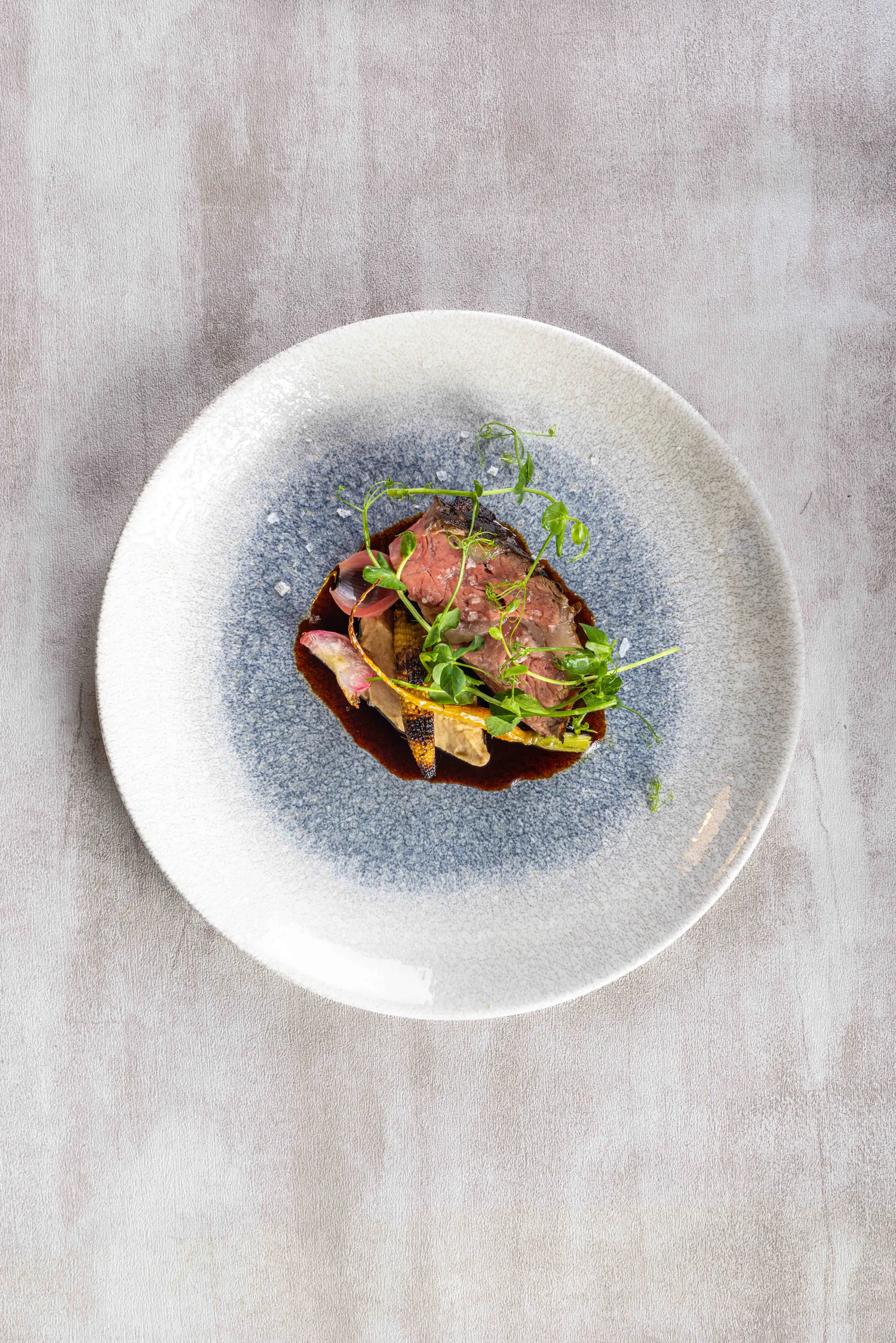 Ancho, Demi-Glace, Grünkohlpüree, geröstetes Gemüse.