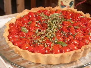 1CHICK OF CABRA QUALIJO WITH GRADED CEREJA TOMATES AND MANJERICAN