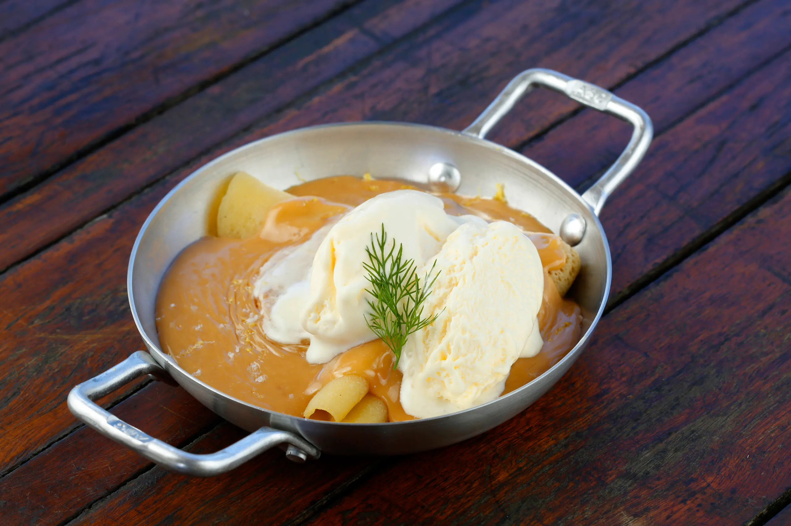 Pancake di caramelle al latte: Pancakes servito caldo, coperto con latte dolce e rifinito con gelato al panna.