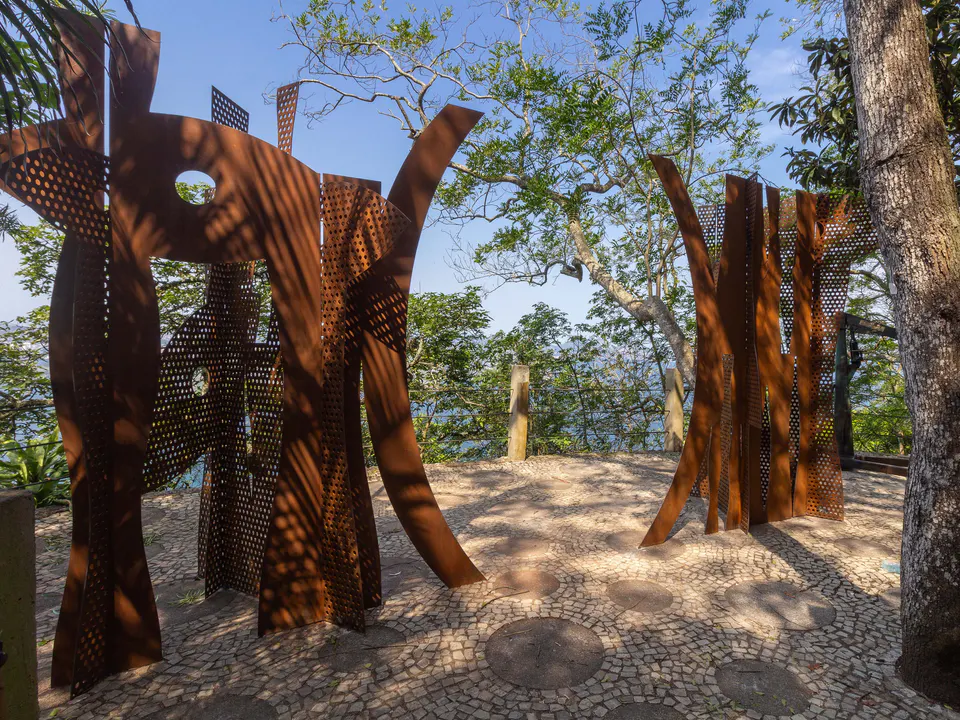 Nuovo progetto artistico in Pão de Açúcar espone sculture di Carlos Vergara