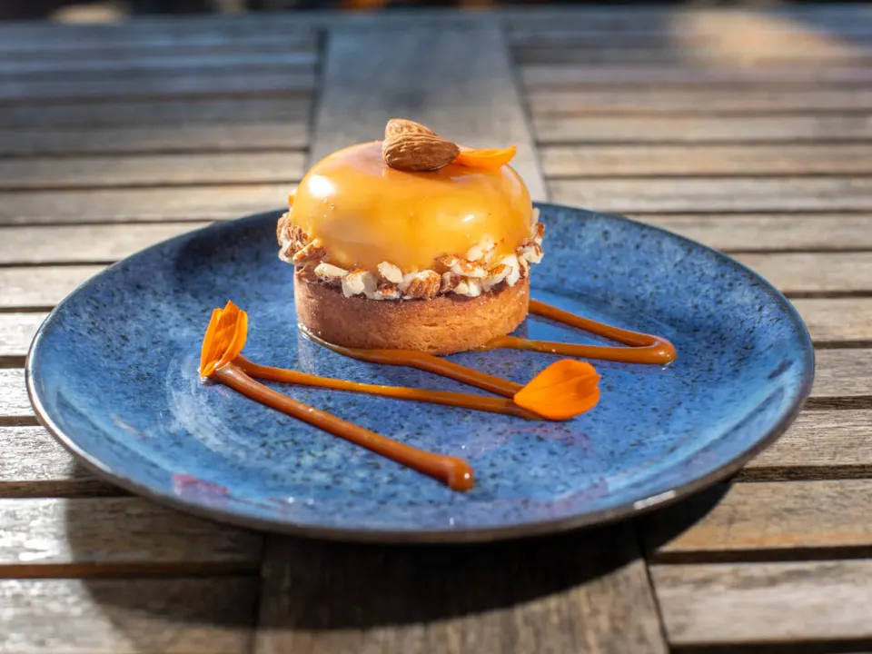 mandel tartelette kombiniert mit vanille und gesalzenen süßigkeiten, wodurch ein unwiderstehliches dessert entsteht, das süße und eine