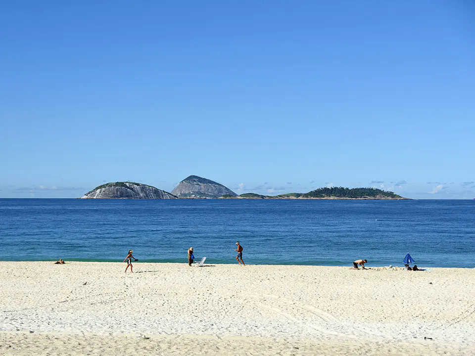Monument naturel de l'archipel des îles Cagarras depuis la plage Ipanema