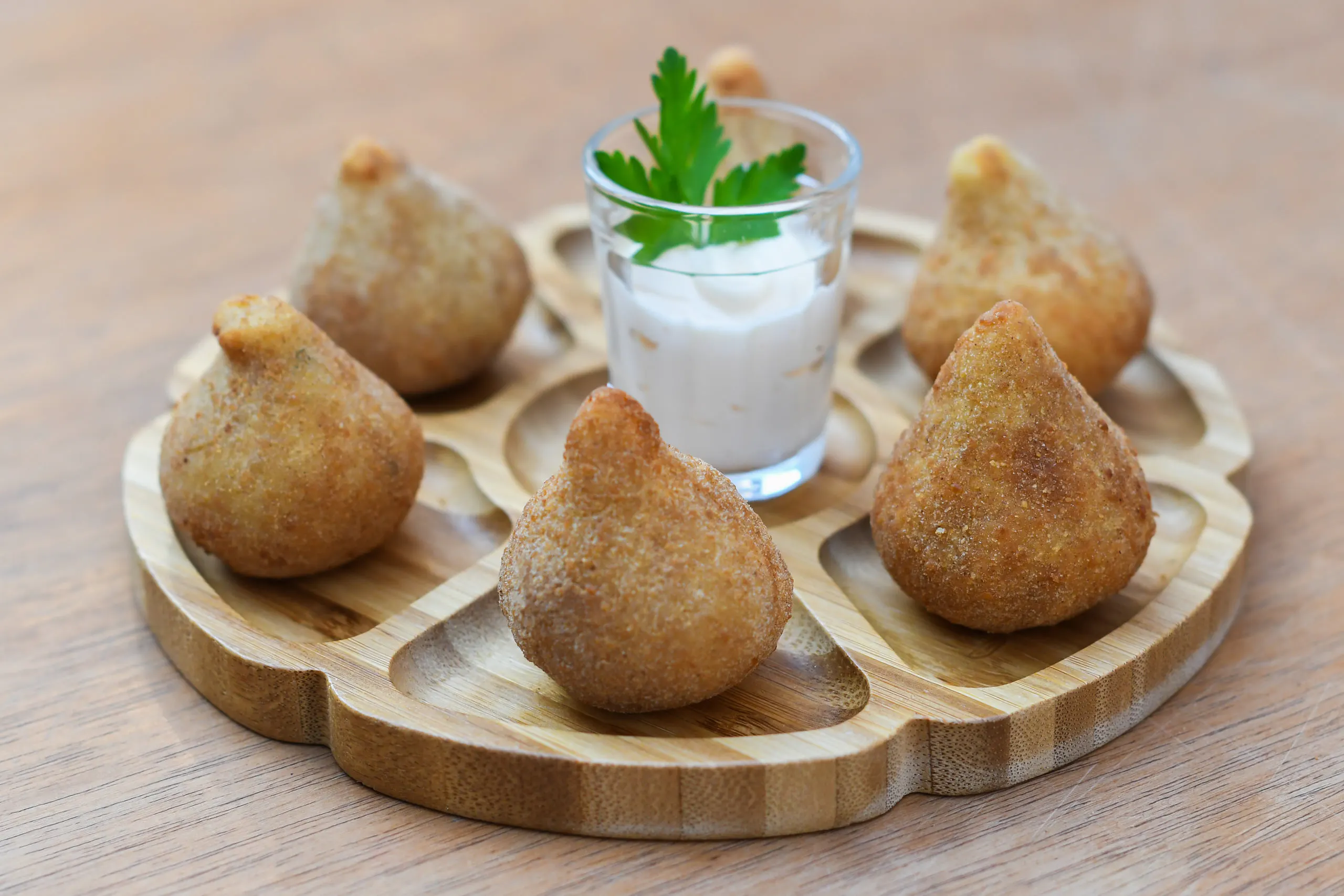 Doce Sabor - Coxinha Diferenciada (Massa a base de purê de patata, leche y ajo, rellenada con pollo y pasta de pecho de pavo