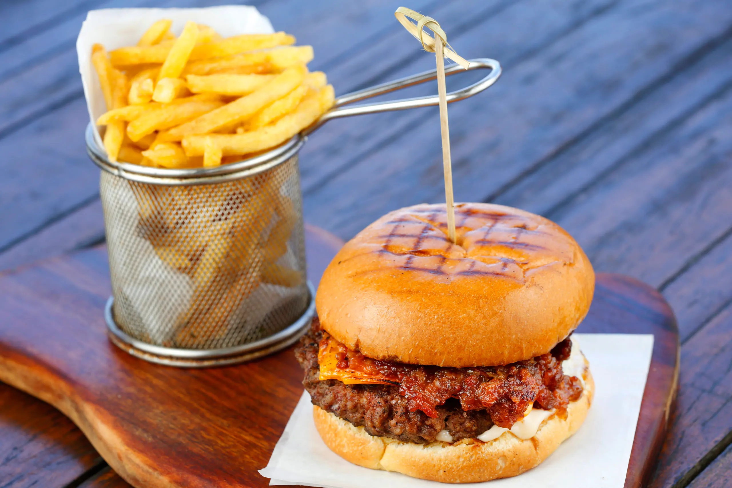Hamburguer e Bamba con Fritas: hamburger da 180g nel pane di brioche con formaggio di cheddar e gelatina di bacon. Accompagnate patatine fritte