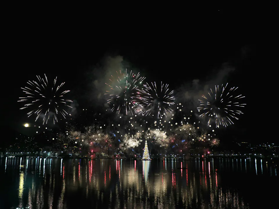 Laguna e Botafogo Albero di Natale illuminare il fiume e guidare l'economia