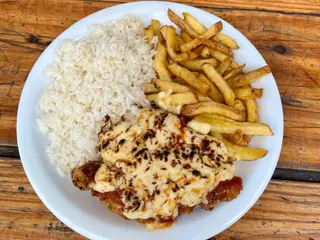 Poulet Parmegiana Pf: Pardessus de poulet et frit, avec sauce tomate et fromage de gratin. Accompagne le riz