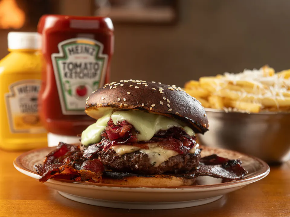 Cindy Brioche Prime, 150g burger, gorgonzola wound, roxa onion geleia, mayonese Heinz with strong root and bacon (R $37).