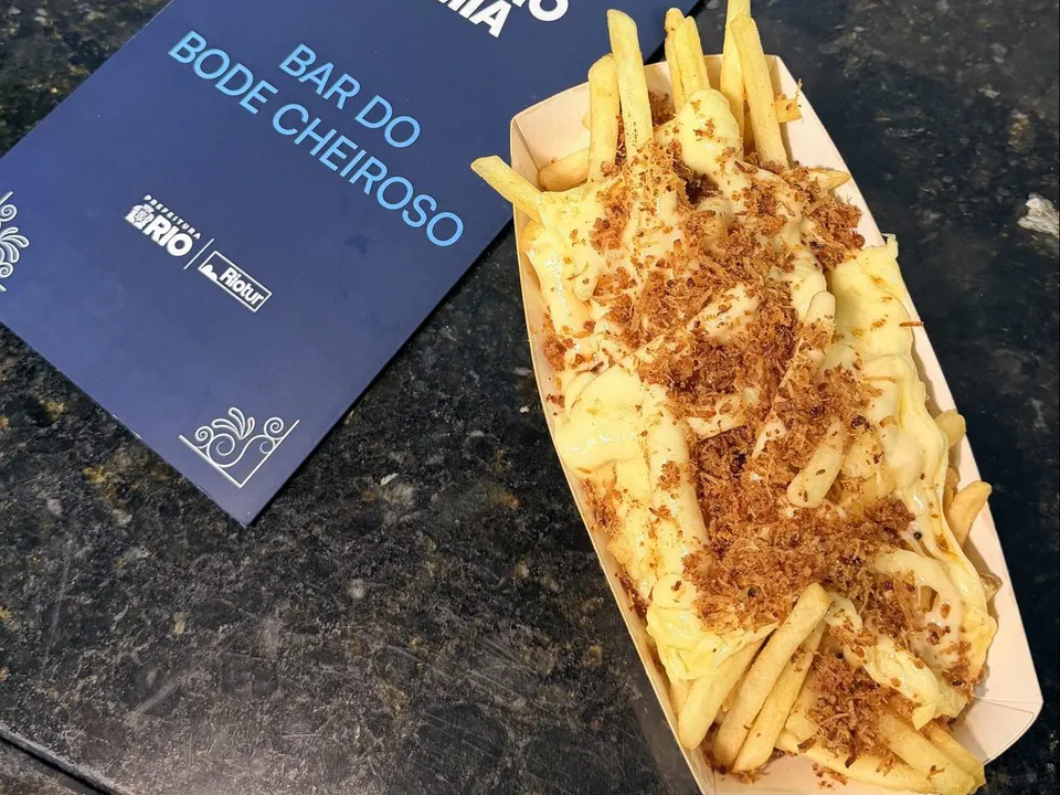 Patata frita de Bode: Porción de patatas frita, muçarela gratinada y farofa de torresmo.