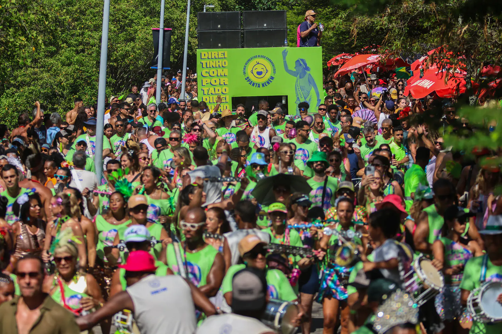 Parade von Spanta Neném und Tecnomacumba im Carnaval der Rua do Rio mit Tributen und kultureller Vielfalt — Foto 2