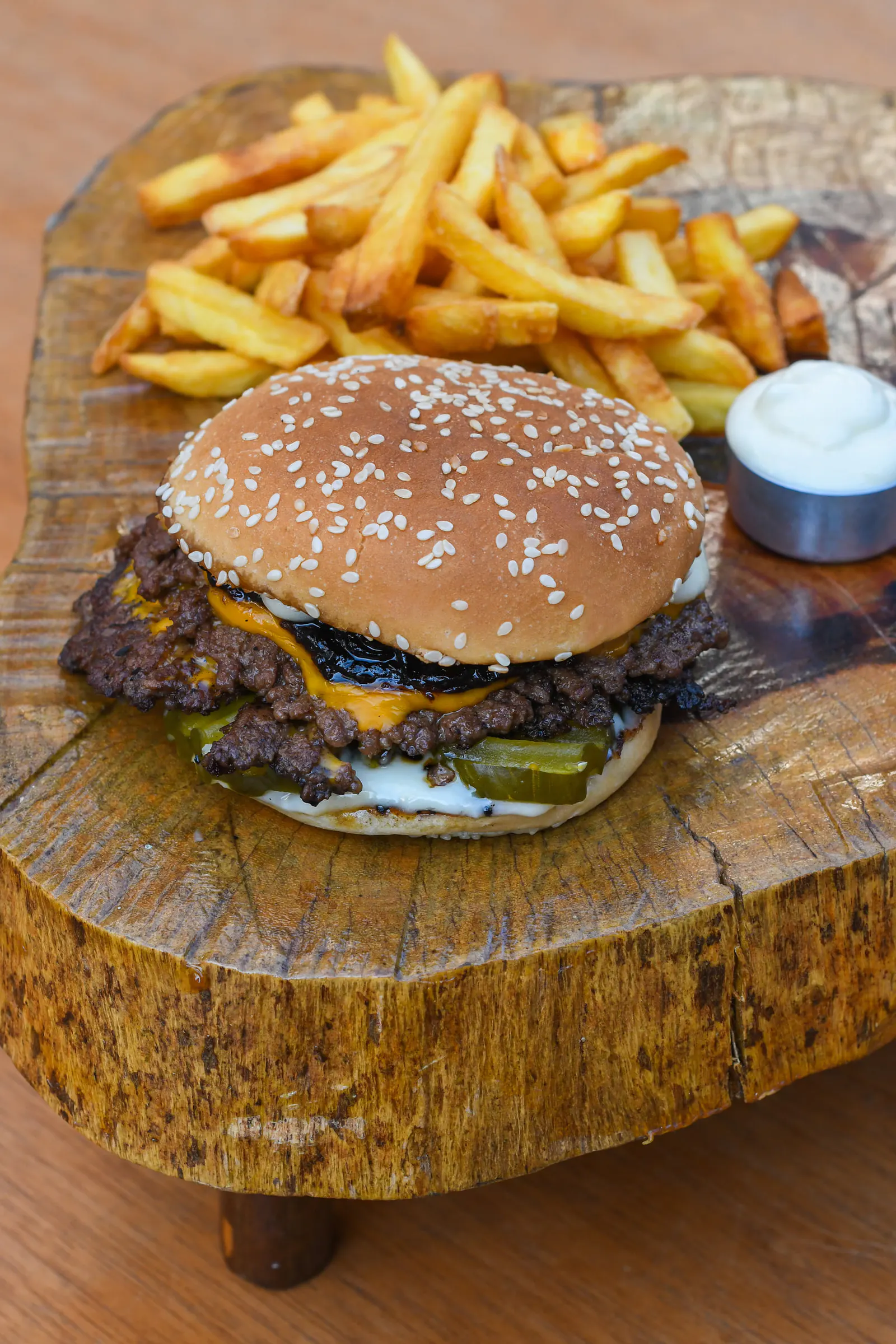 Indecent’s Burguer - Devasso Smash Burger (02 blends (60g/cada) de carne bovina, pan Bimbo de gergelim, mayonesis de la casa
