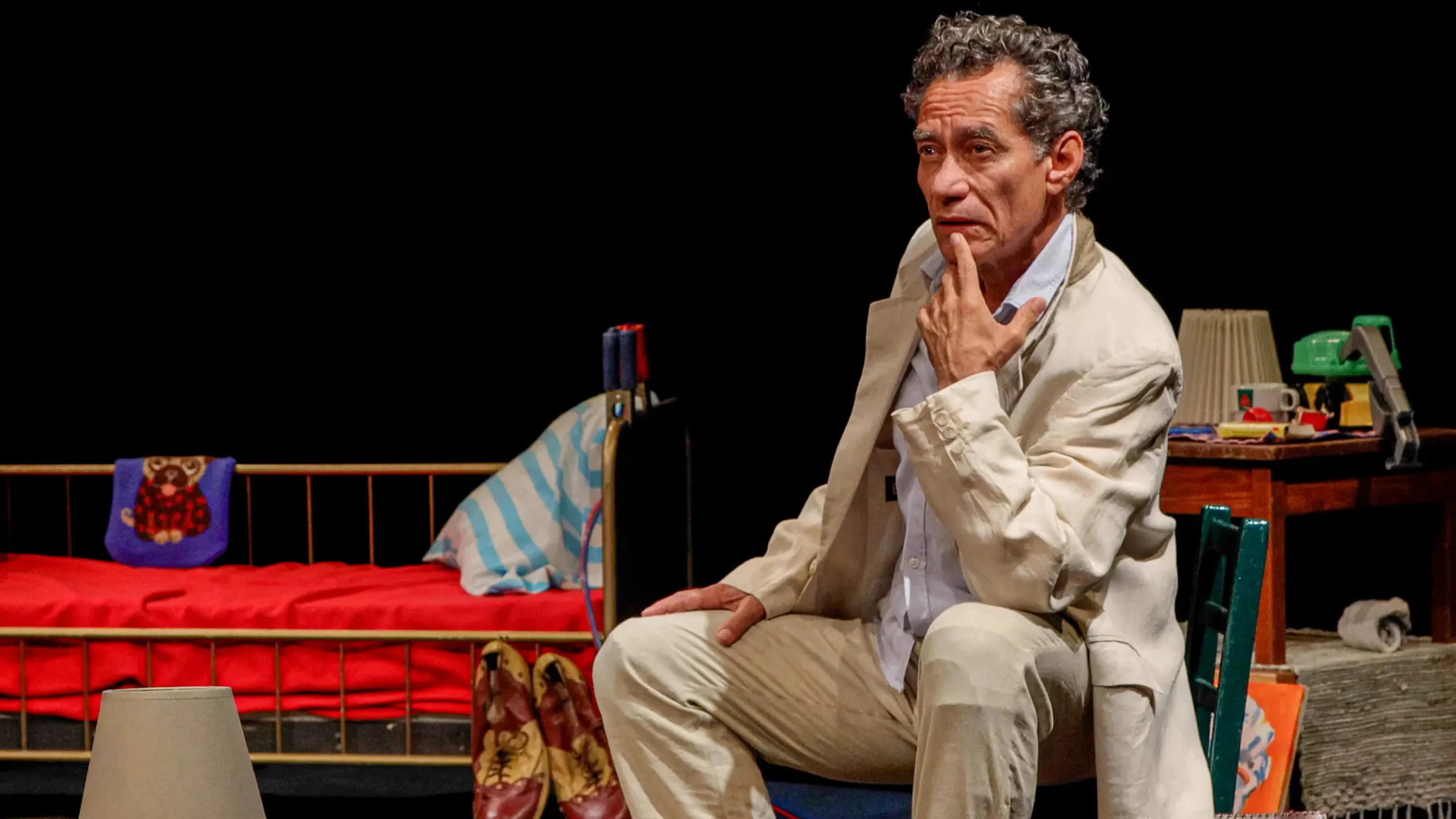 A Lua Vem da Ásia, com Chico Diaz, no Teatro Vannucci