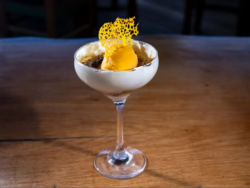 Creme de Sahne Handwerker, mit süßer Milch aus dem Entzücken des Hauses, frischen Ärmel Sorbet und zerbröckeln von coajo Käse
