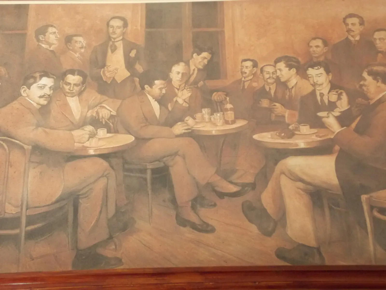 Image géante exposée dans le salon, démontrant l'habitude traditionnelle de la consommation de café et de cachaça