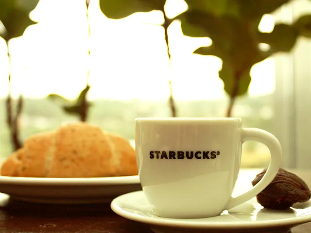 Starbucks - Calle do Carmo - photo 4