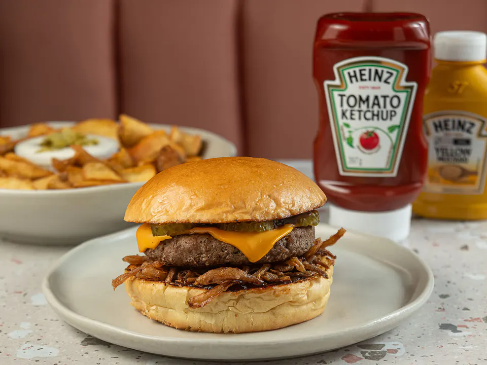 Crispy BBQ: potato bread house signature, 160g burger chest with acém black angus, cheddar wound, crocant onion