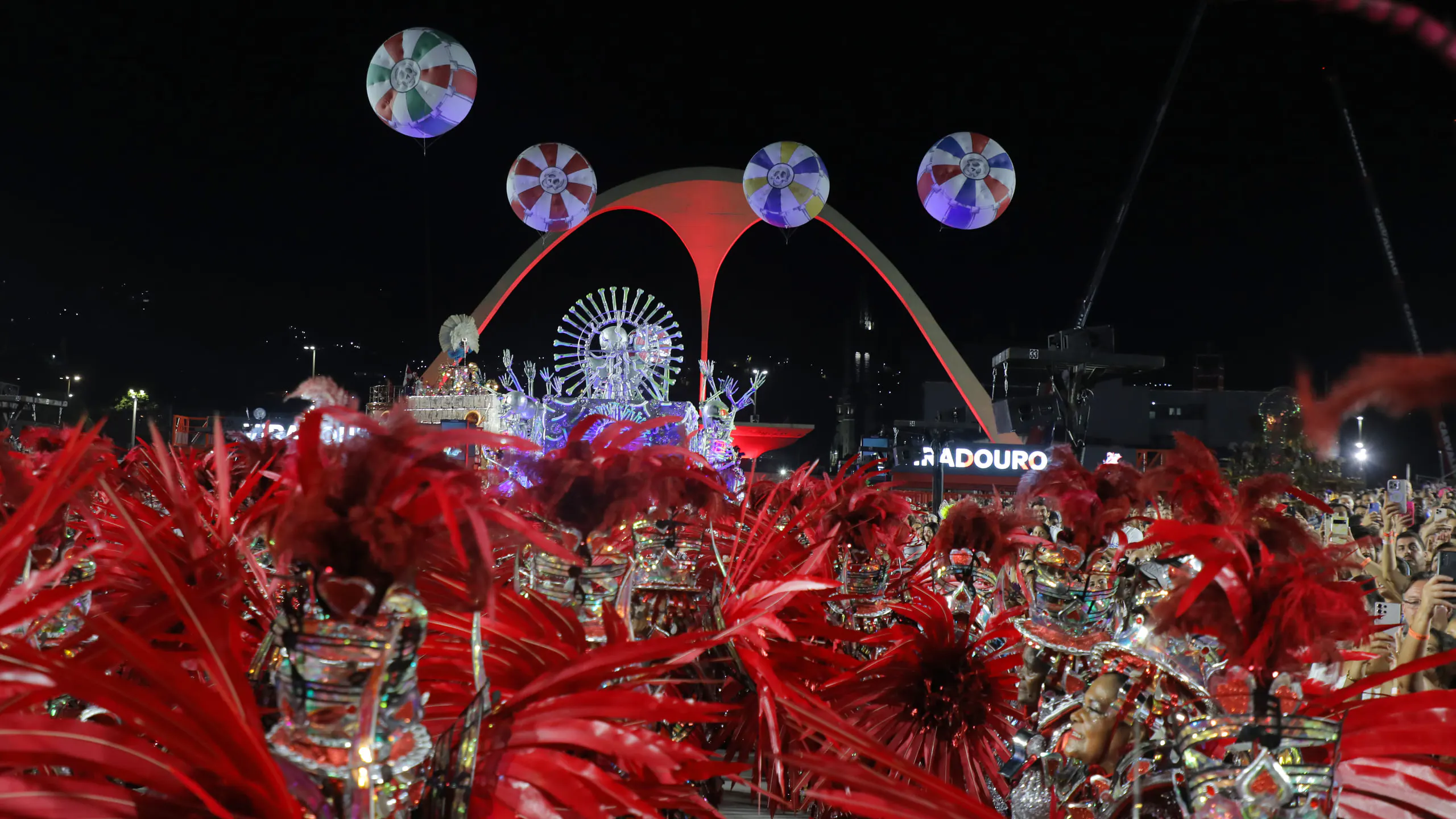 Carnaval 2027: ingressos para arquibancadas e cadeiras da Sapucaí já estão a venda