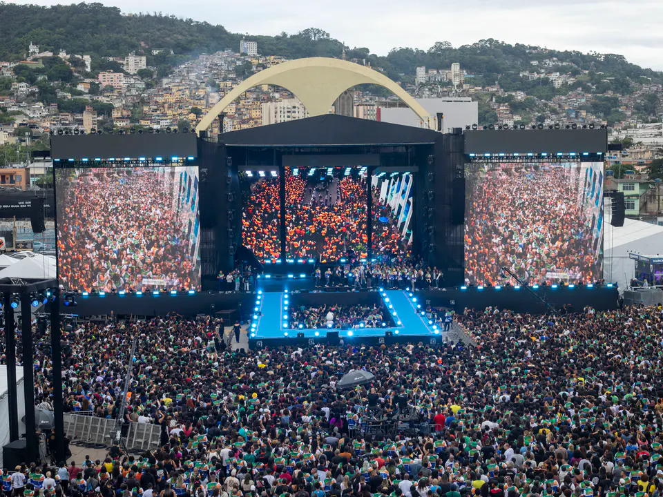 Rio attira la folla con eventi religiosi e mosse settore economico