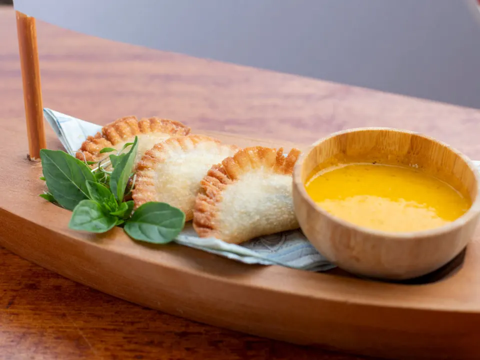 Eine 100% vegane und handgefertigte Version, die rein tropischen Geschmack ist. Gefüllt mit cremiger Bananenpaste aus dem Boden gewürzt mit dem