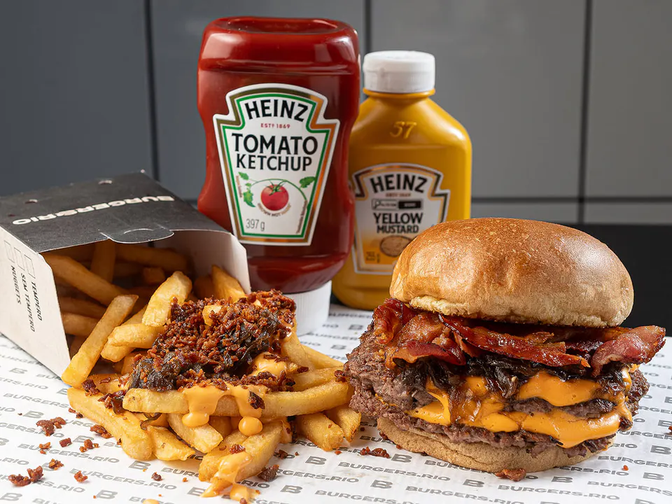 Smash Melt Cup: 220g of meat in two smash with cheddar sauce, caramelized onion and bacon slics (R $47). Melt Fritas