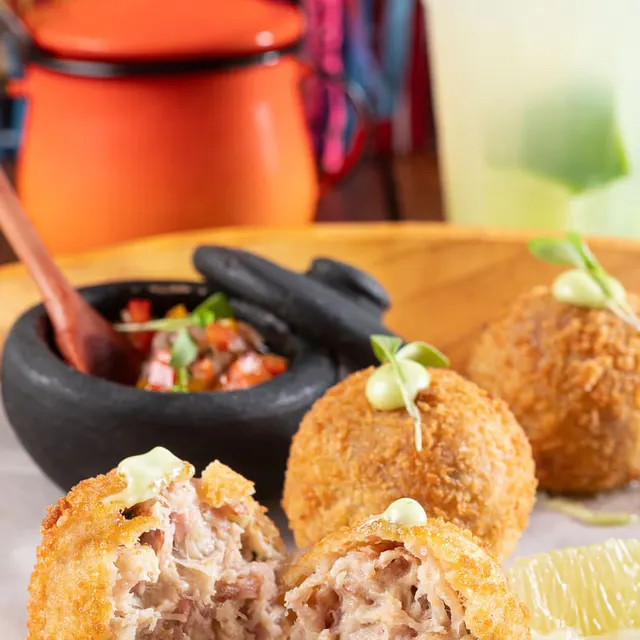 Bolinho de Joelho de Porco, Restaurant Dos de Feveiro.