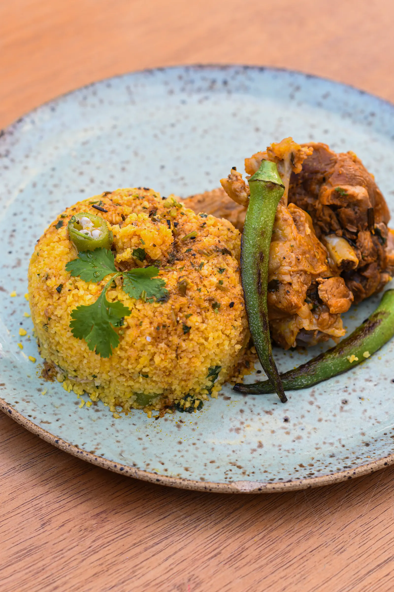 Sabor del Nordeste - Cuscuz con pollo cross y quiabo (Acompaña trozos de pollo Cross y quiabos parrillados)