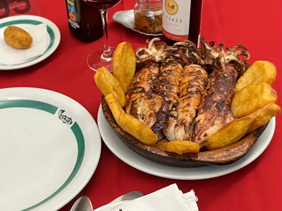 Gegrillter Kalmar mit farbigen Kartoffeln