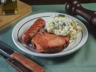 Deutsches Doppel: roter Salsichão, verrauchter Kassler mit Selleriesalat zu roquefort