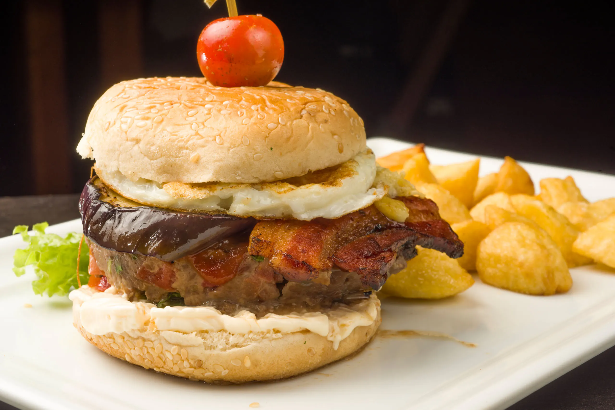 Wamburguer 有白兰地、培根和鸡蛋 被朋友樱桃所覆盖 配有白薯条