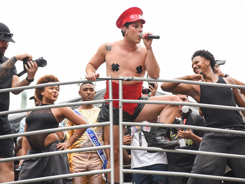 Chá da Alice leva diversidade e alto astral com apresentação de Christian Chávez, do RBD, no Circuito Preta Gil