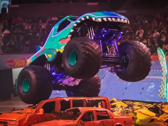 Hot Wheels Monster Trucks Live: Glow-N-Fire na Farmasi Arena