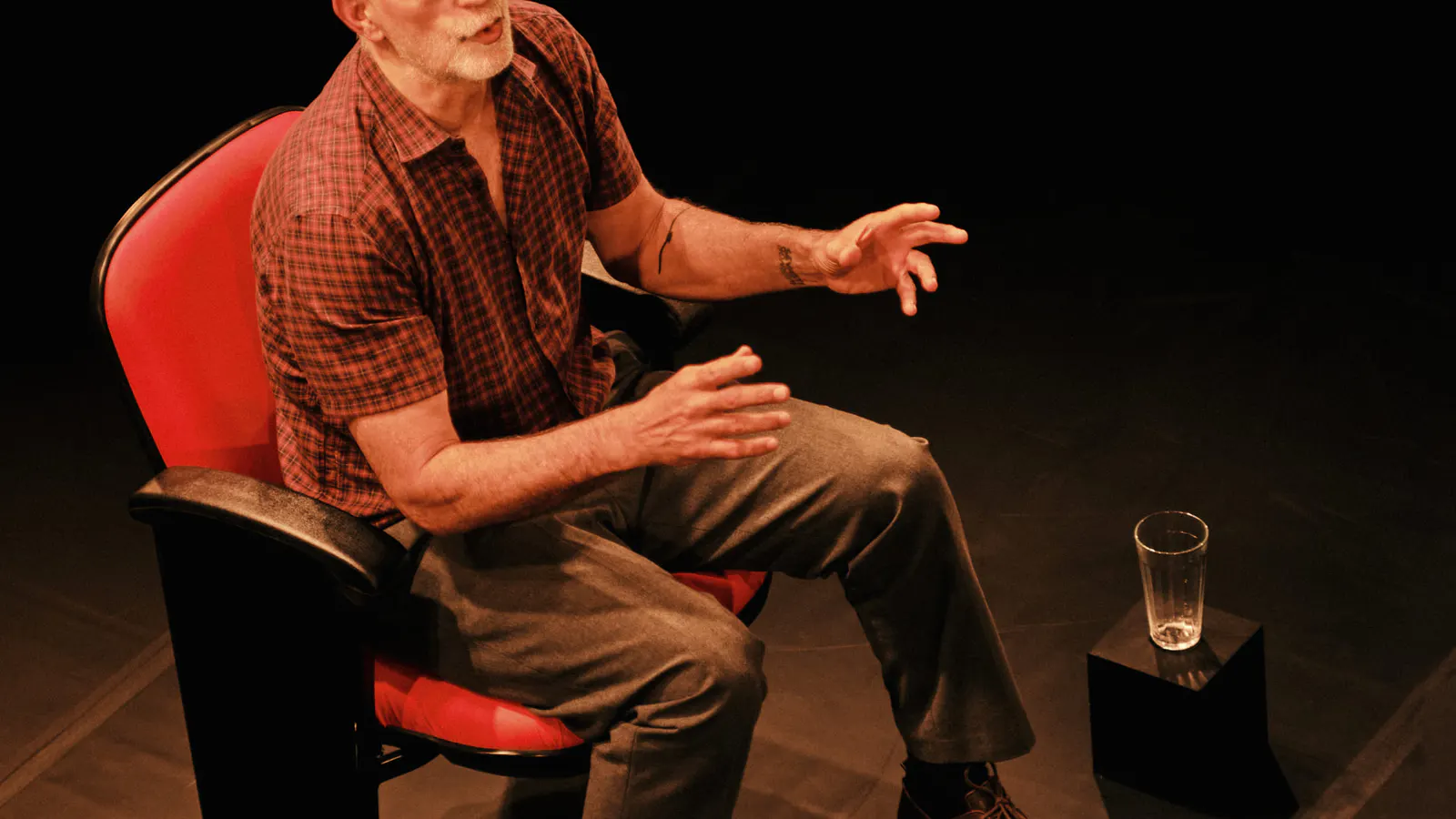 Le Biker dans le Globe de la Mort, avec Eduardo Moscovis, dans le Teatro Poeira