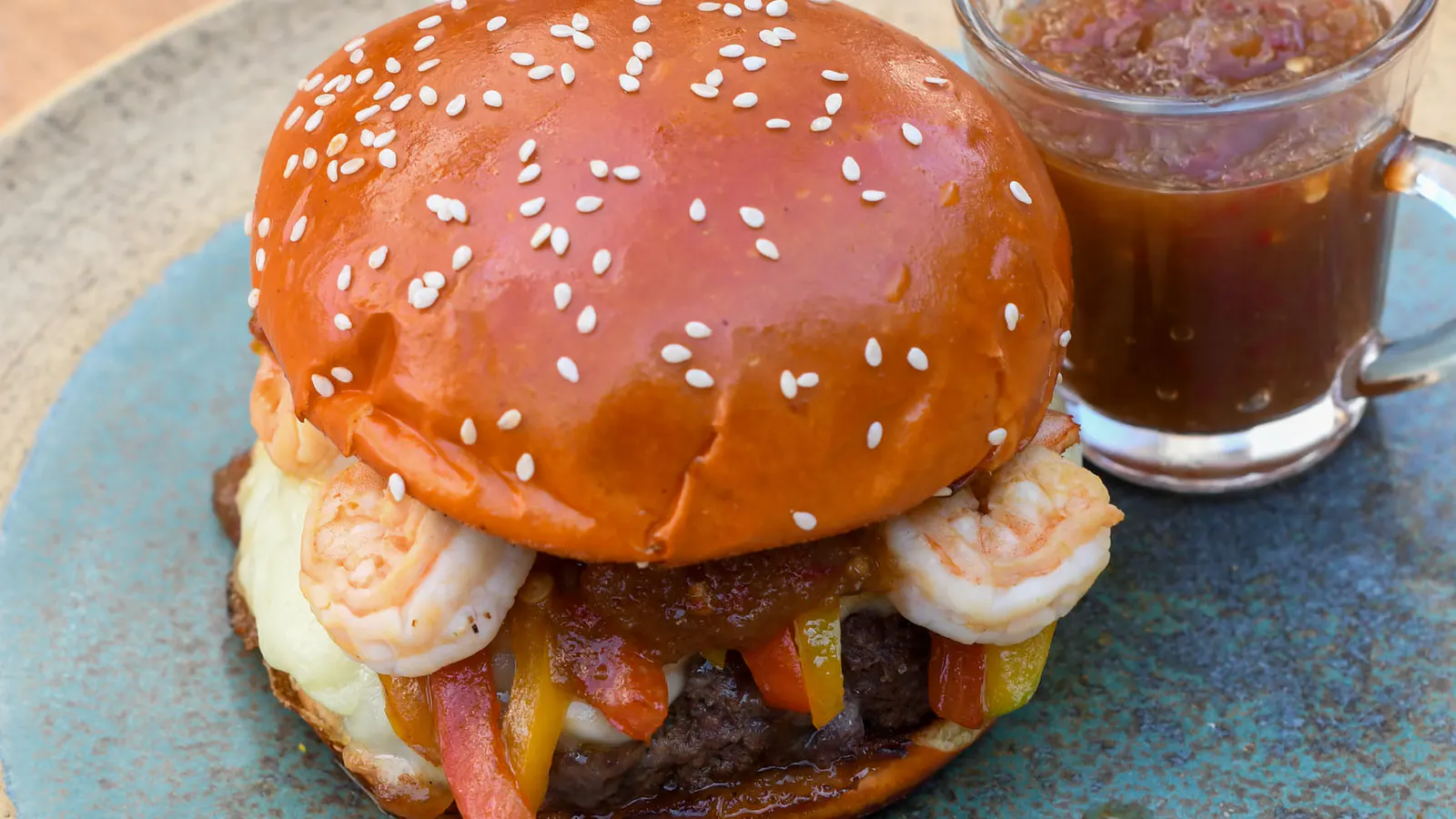 Estilo BBQ House - Estilo Tierra y Mar (Pón de forma, sardina artesanal en la presión, mayonesa, puré de patata, maíz