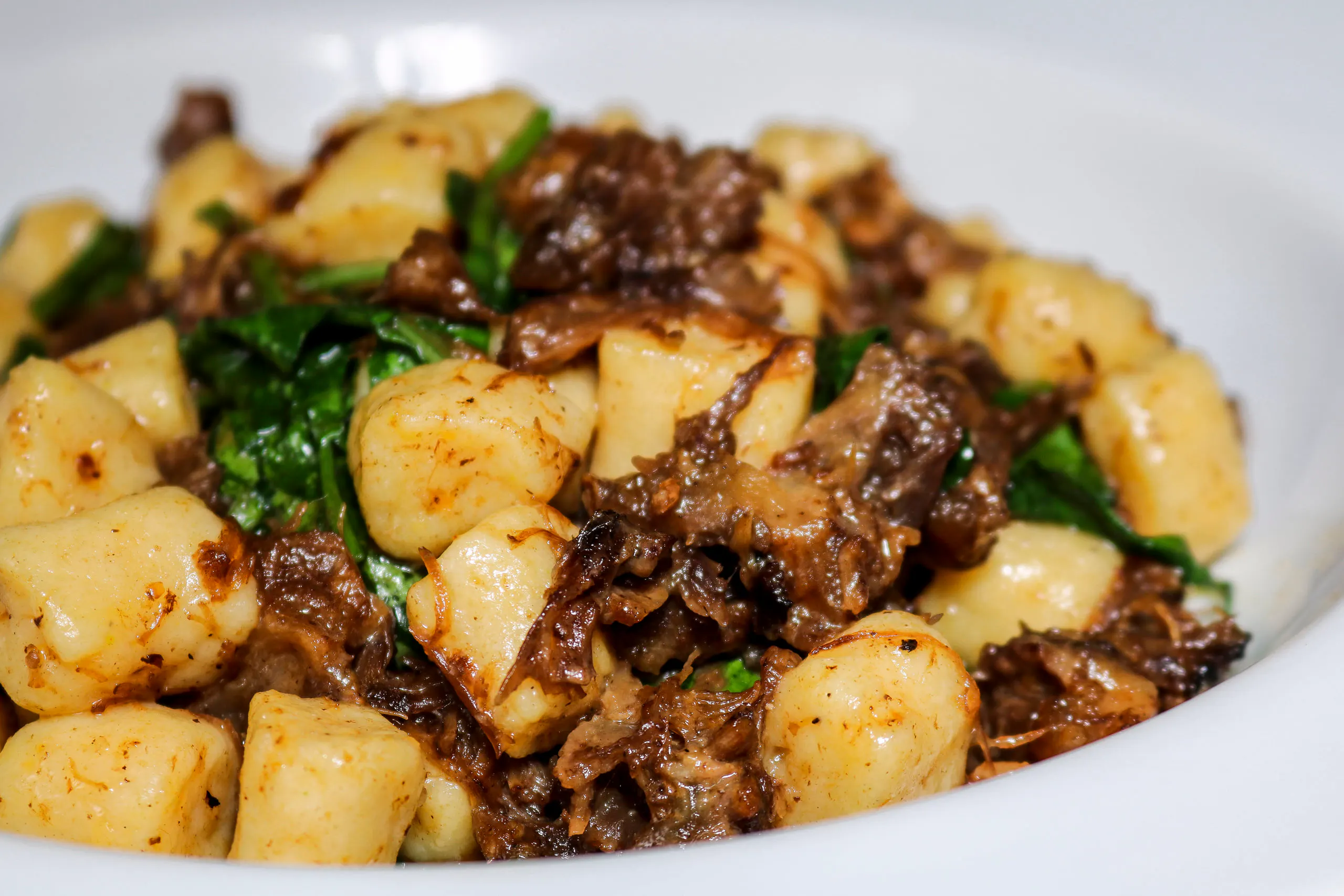 Nhoque sauté al ragu de rhabada y agrión