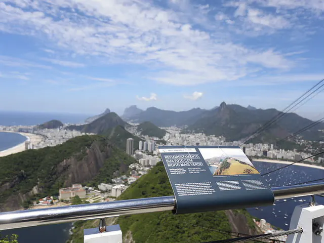 Bondinho chegando ao Morro da Urca
