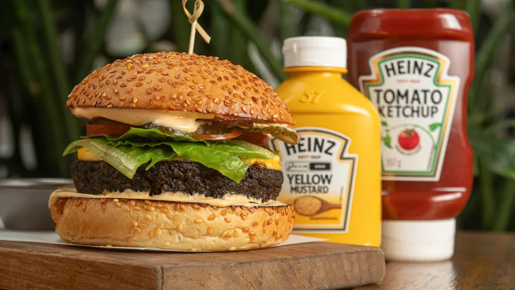 Cheeseburger Teva Deli: handmade burger of mushrooms and cereals, mountain Basi.co, lettuce, tomatoes, onions, pickles, aioli