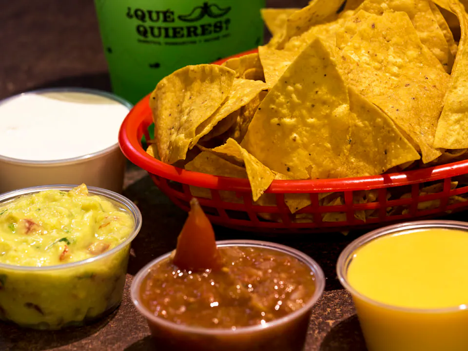 2-Nachos con 3 opzioni DIPS - Molhos o Salsa