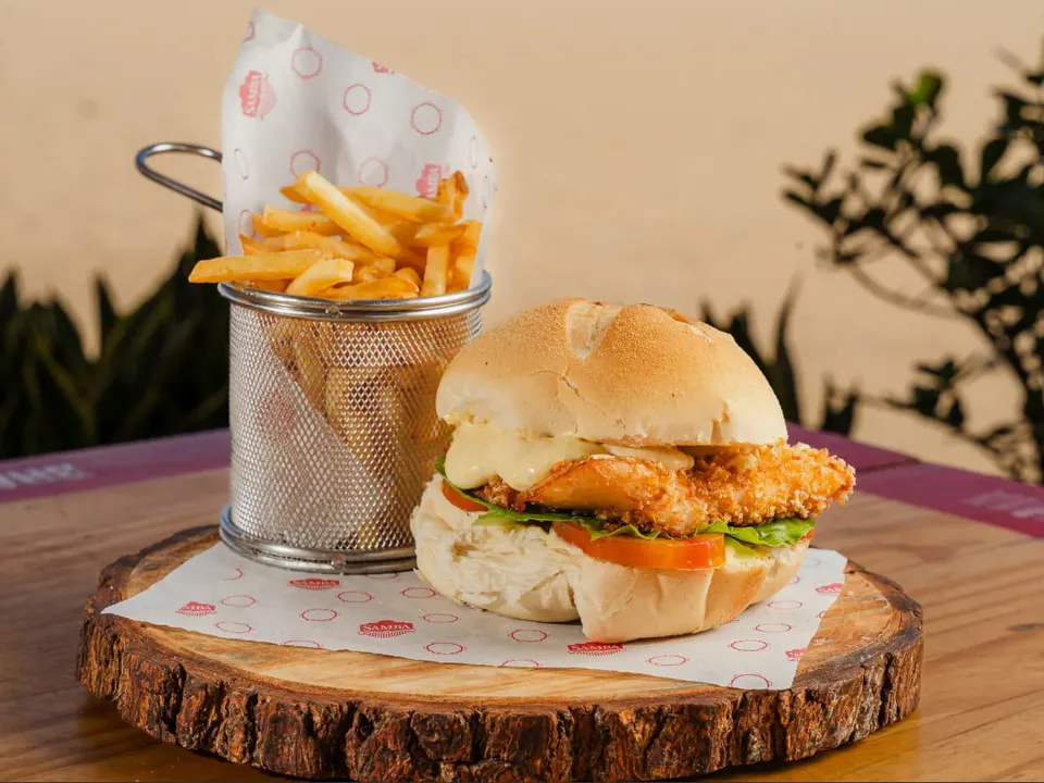 Empanado Fisch in der Panko, super crochante, serviert mit unserer würzigen Mayonnaise, römischem Salat und runden frischen Tomaten, alle