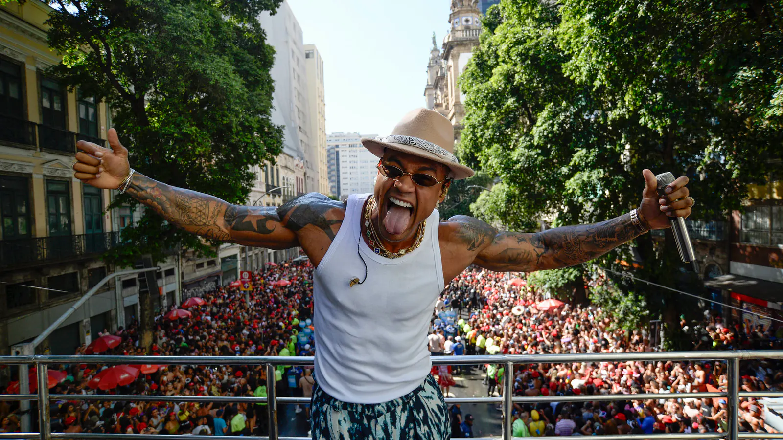Léo Santana arrasta multidão no Centro do Rio em manhã agitada de pré-carnaval