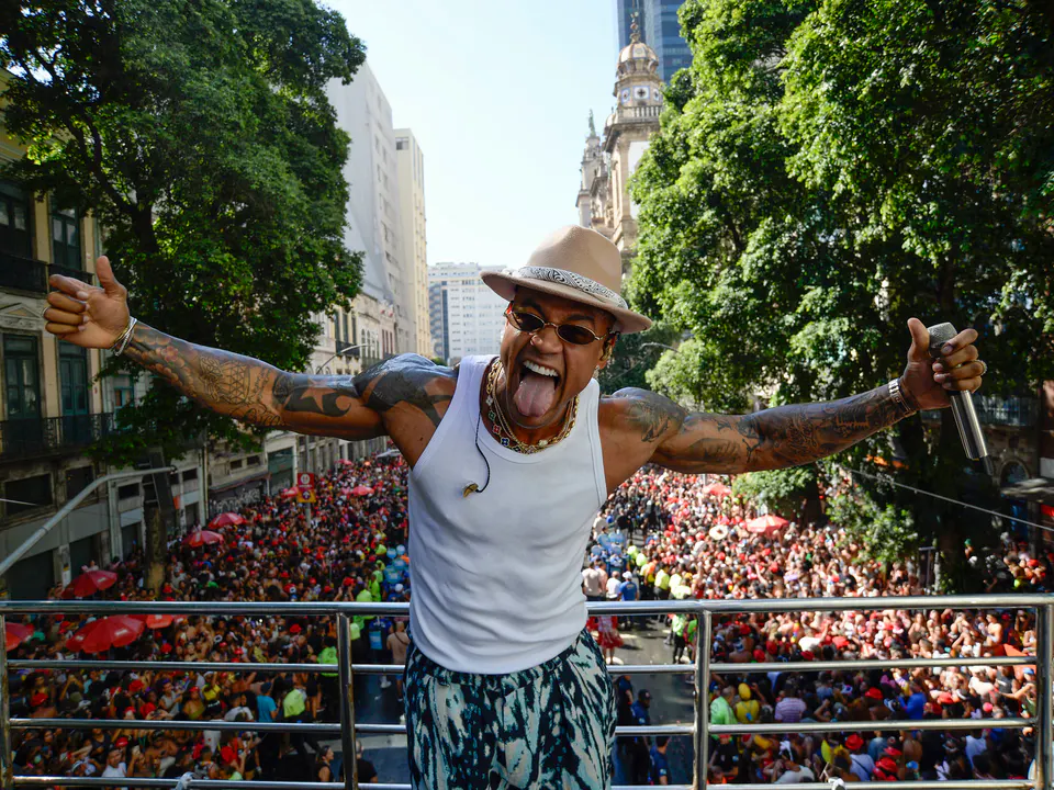 Léo Santana arrasta multidão no Centro do Rio em manhã agitada de pré-carnaval