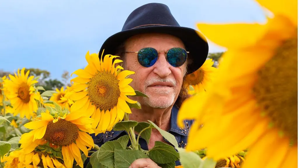 Alceu Valença – 80 sunflowers at Farmasi Arena
