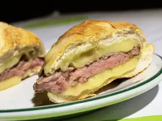 Sanduíche De Filé Com Queijo