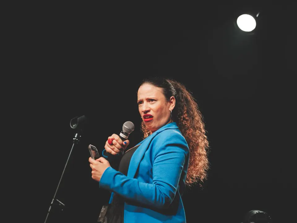 Espetáculo “TerapIA – Uma comédia sobre terapia com IA” no Teatro Municipal Café Pequeno