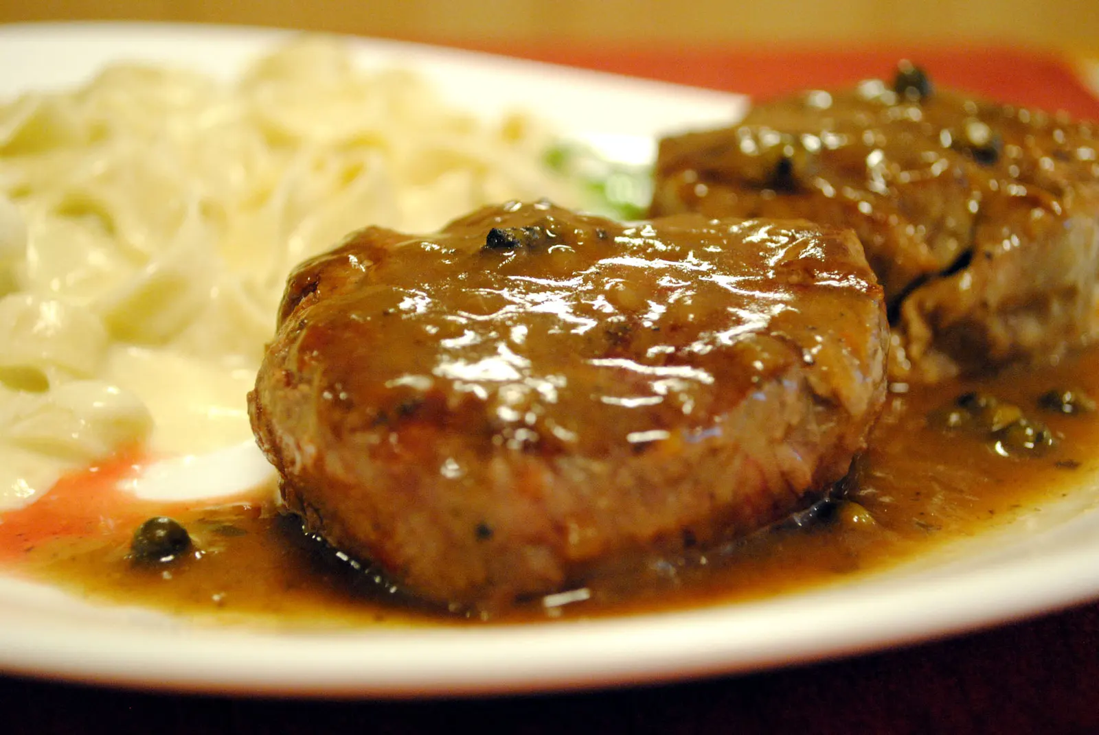 Medalhão de filé mignon to the roti sauce with green pepper accompanied by tagliatelli to the Sicilian lemon salsa 2