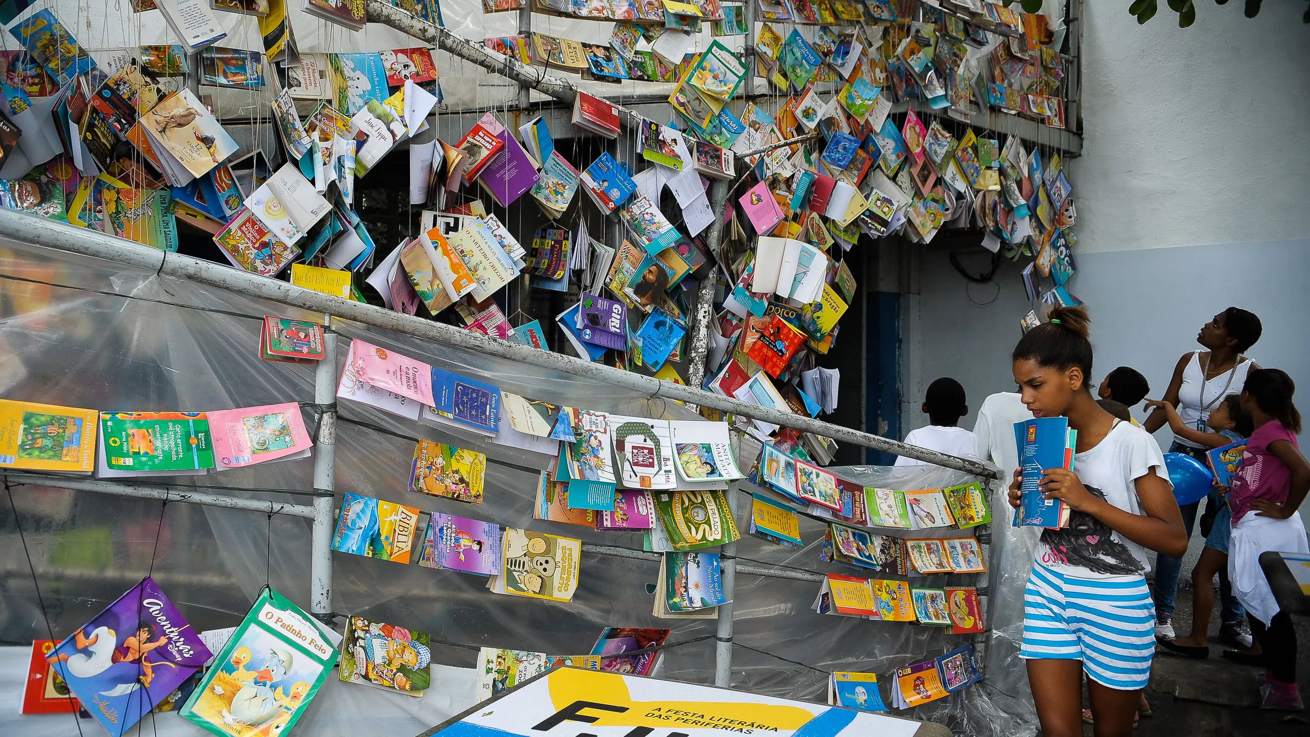 Rio de Janeiro - Children of the community choose books at the opening of the fourth edition of the Literary Festival of the Peripheries