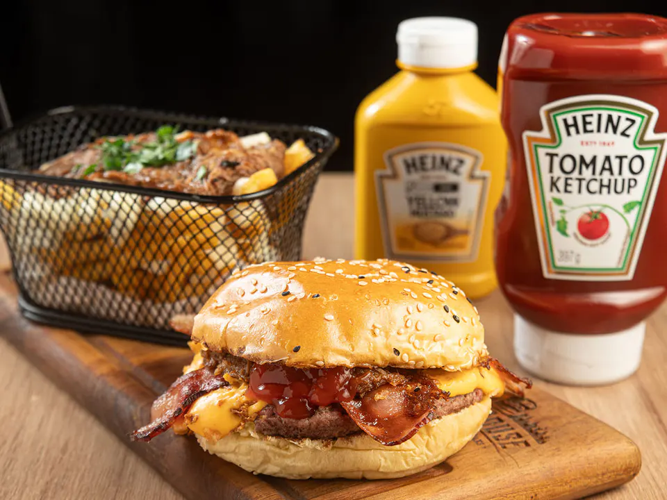 Fire Crispy Blend 160g Angus, Creme de cheddar Fire House, Costela Bovina defiada con Molho Barbecue Heinz, Cebola Crispy