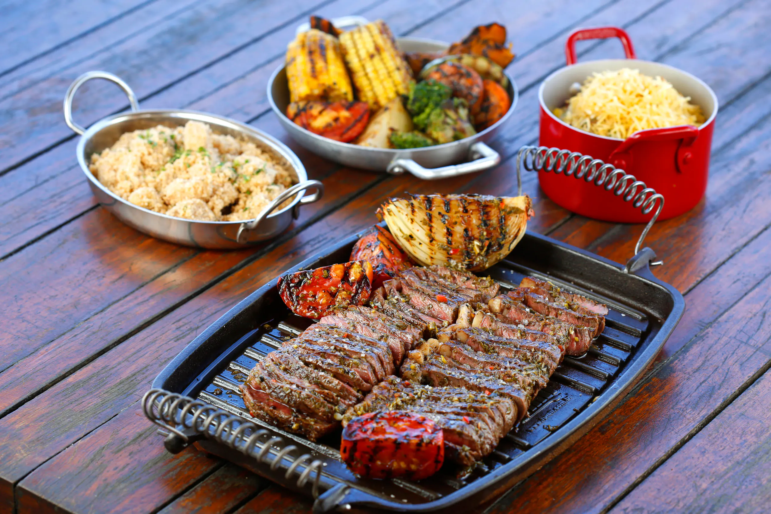 Tagli nobili serviti in porzioni generose di 500g — come Baby Beef, Ancho Steak, Picanha, accompagnati da tre opzioni per