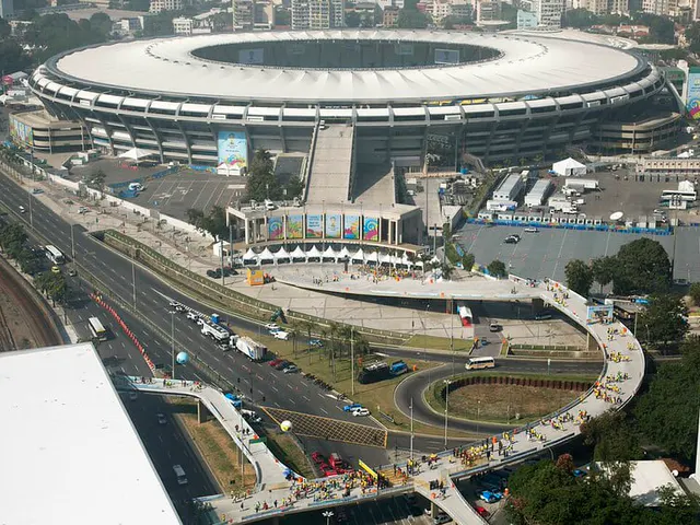 Arquibancadas do Maracanã em dia de jogo
