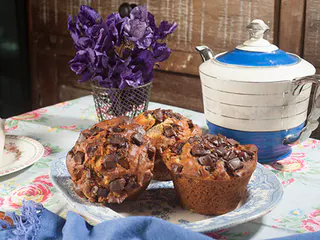MUFFINS DE BANA COM CHOCOLATE