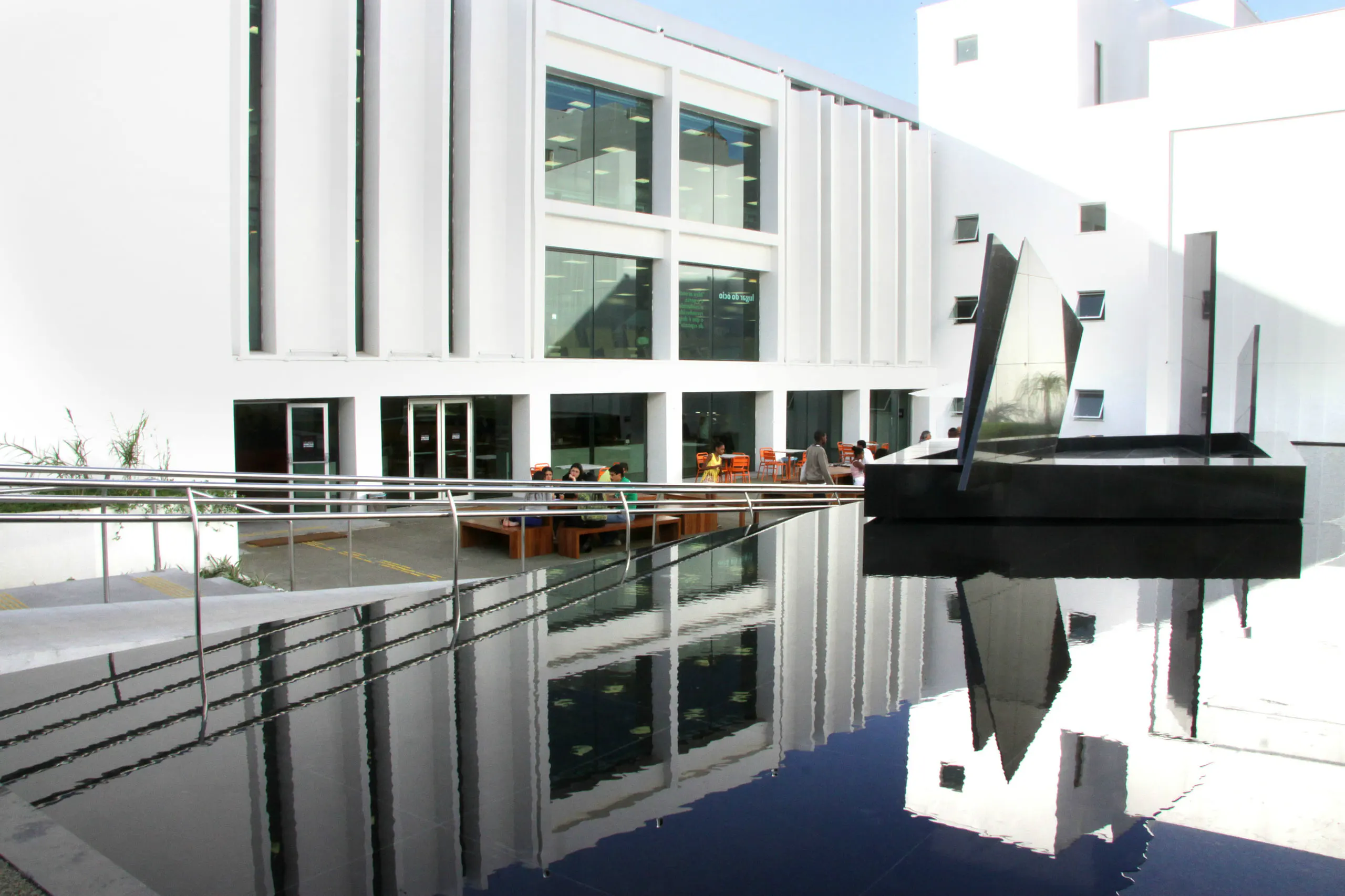 Courtyard monument Waltercio Caldas photo Caru Ribeiro