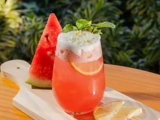 Eine harmonische Mischung aus Ananas, Wassermelone und sizilianischen Zitrone mit Wodka Smirnoff, fertig mit Ingwerschaum, Minze
